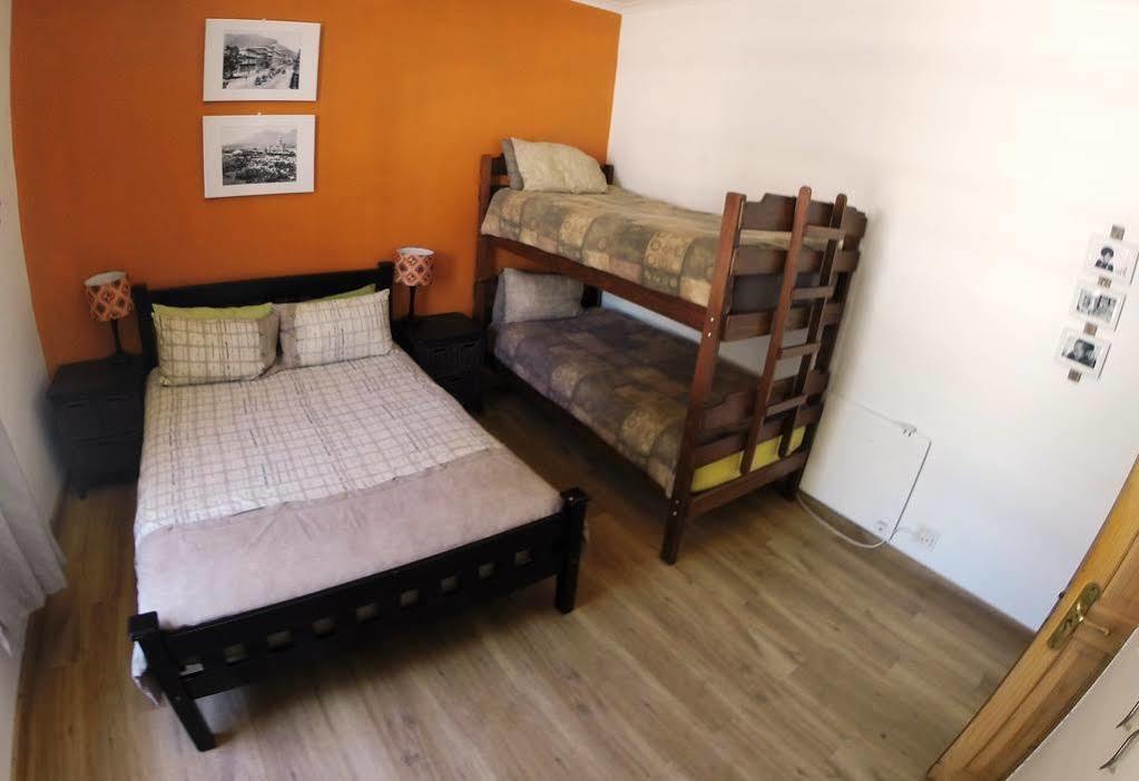 House On The Hill Hostel เคปทาวน์ ภายนอก รูปภาพ